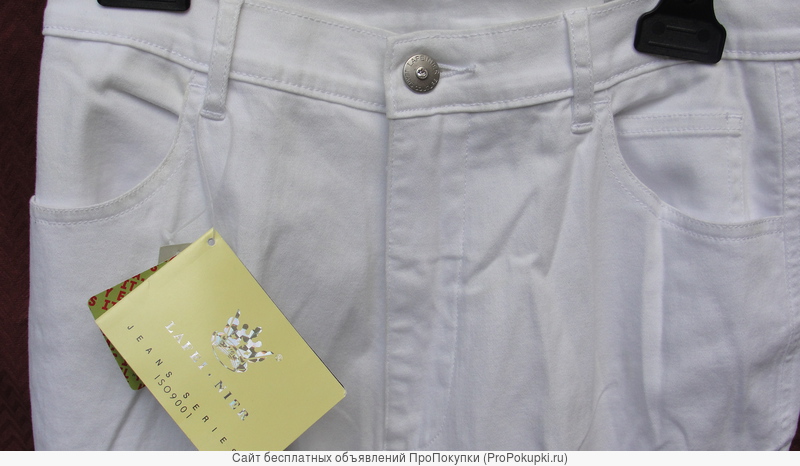 Брюки женские (джинсы) белого цвета с белым кружевом