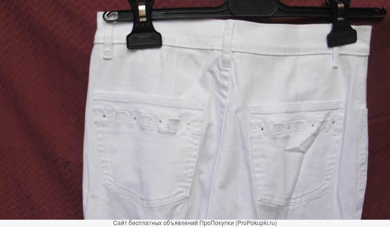 Брюки женские (джинсы) белого цвета с белым кружевом