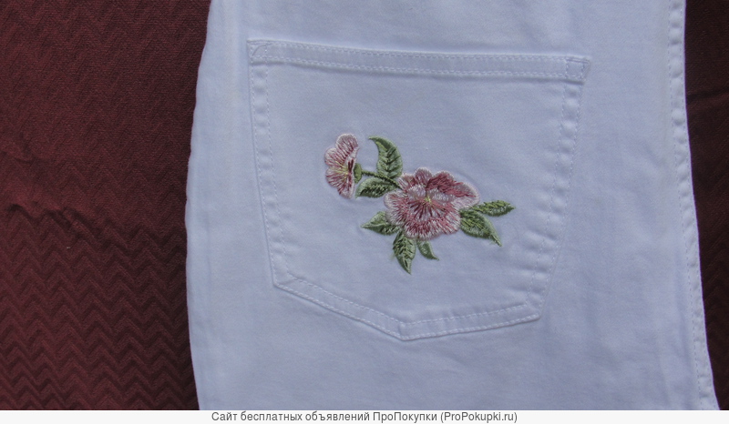 Брюки женские (джинсы) белого цвета с цветной вышивкой
