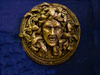 барельеф головы Медузы Горгоны-декор, оберег и фонтан