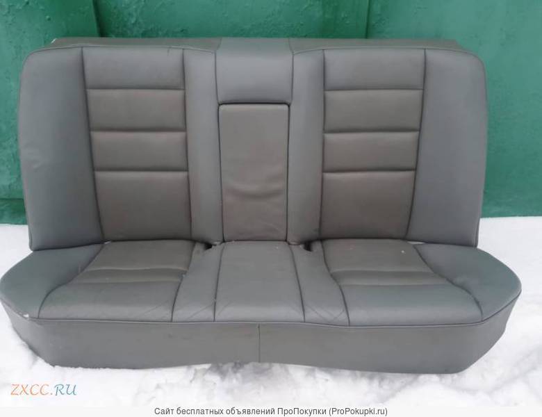 Задний кожаный диван серого цвета на мерседес-бенц w124 седан