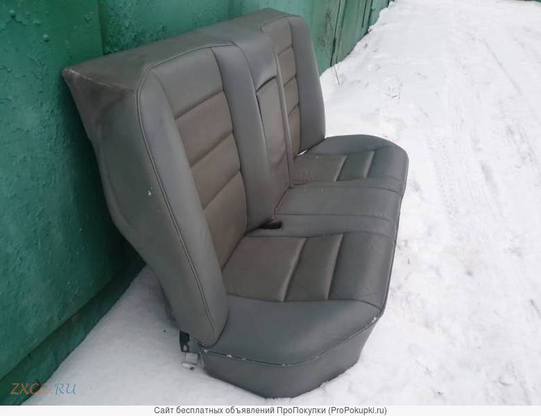 Задний кожаный диван серого цвета на мерседес-бенц w124 седан
